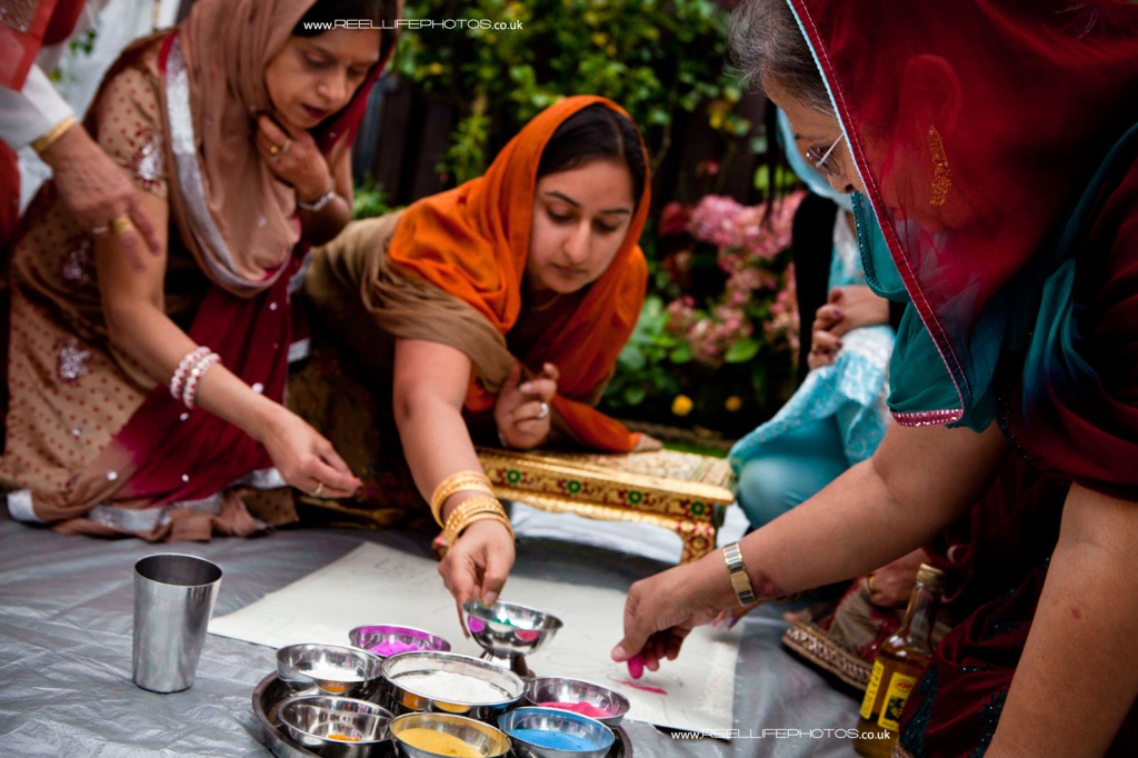 Hindu women preparing for the Mayan wedding ritual